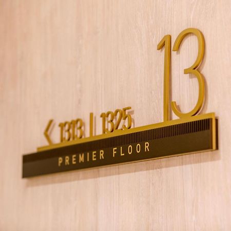 Amora Hotel Brisbane Eksteriør bilde Floor sign of the 13th floor of the hotel