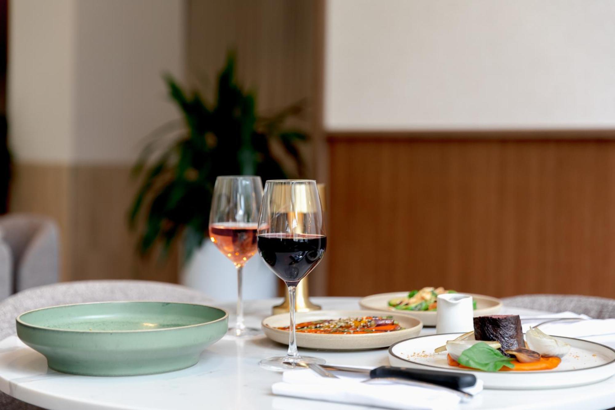 Amora Hotel Brisbane Eksteriør bilde Dishes at the restaurant