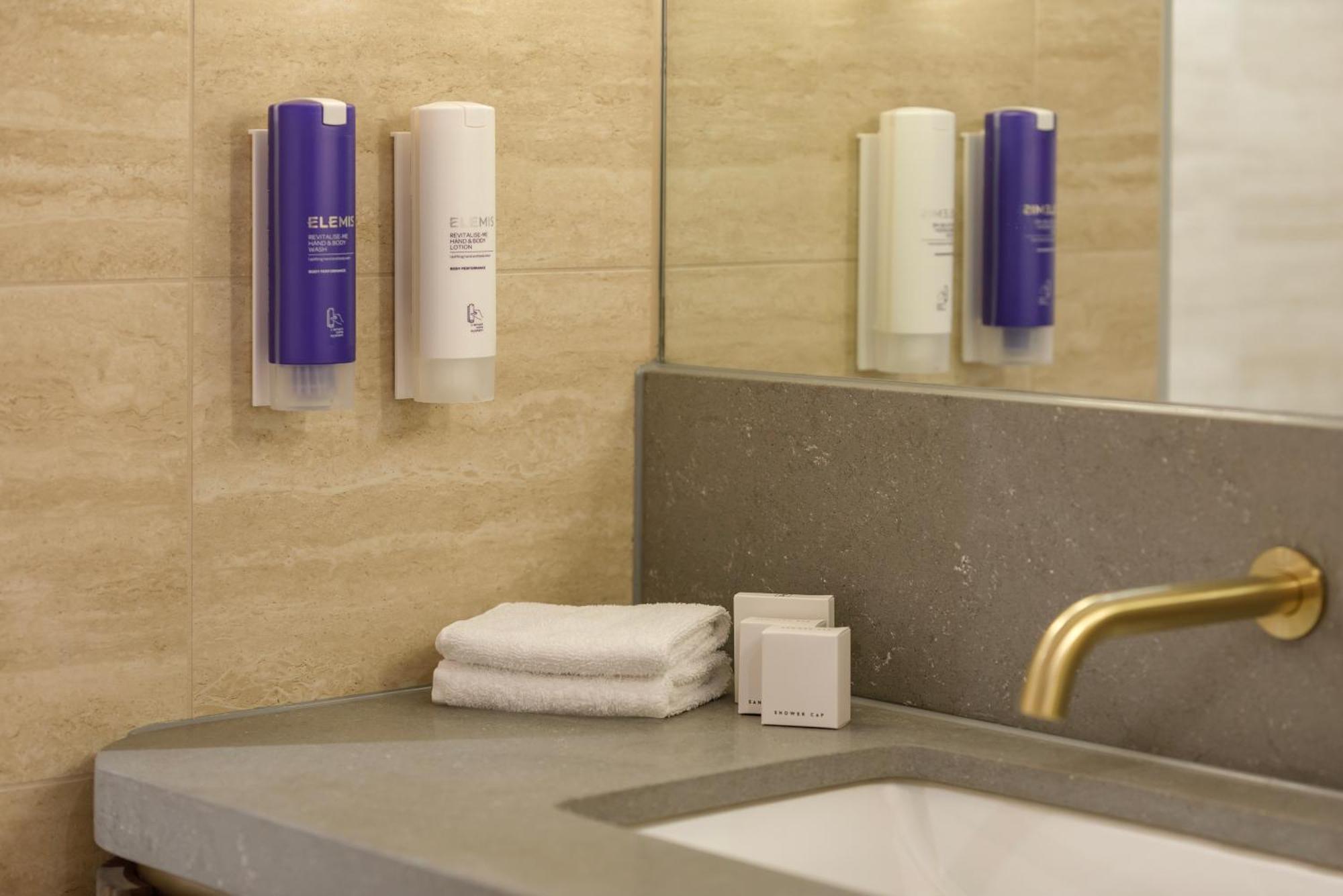 Amora Hotel Brisbane Eksteriør bilde A bathroom with the L:A Bruket products