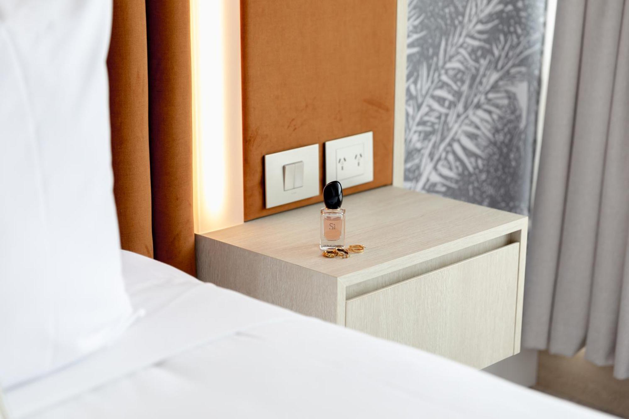 Amora Hotel Brisbane Eksteriør bilde A bottle of the scent