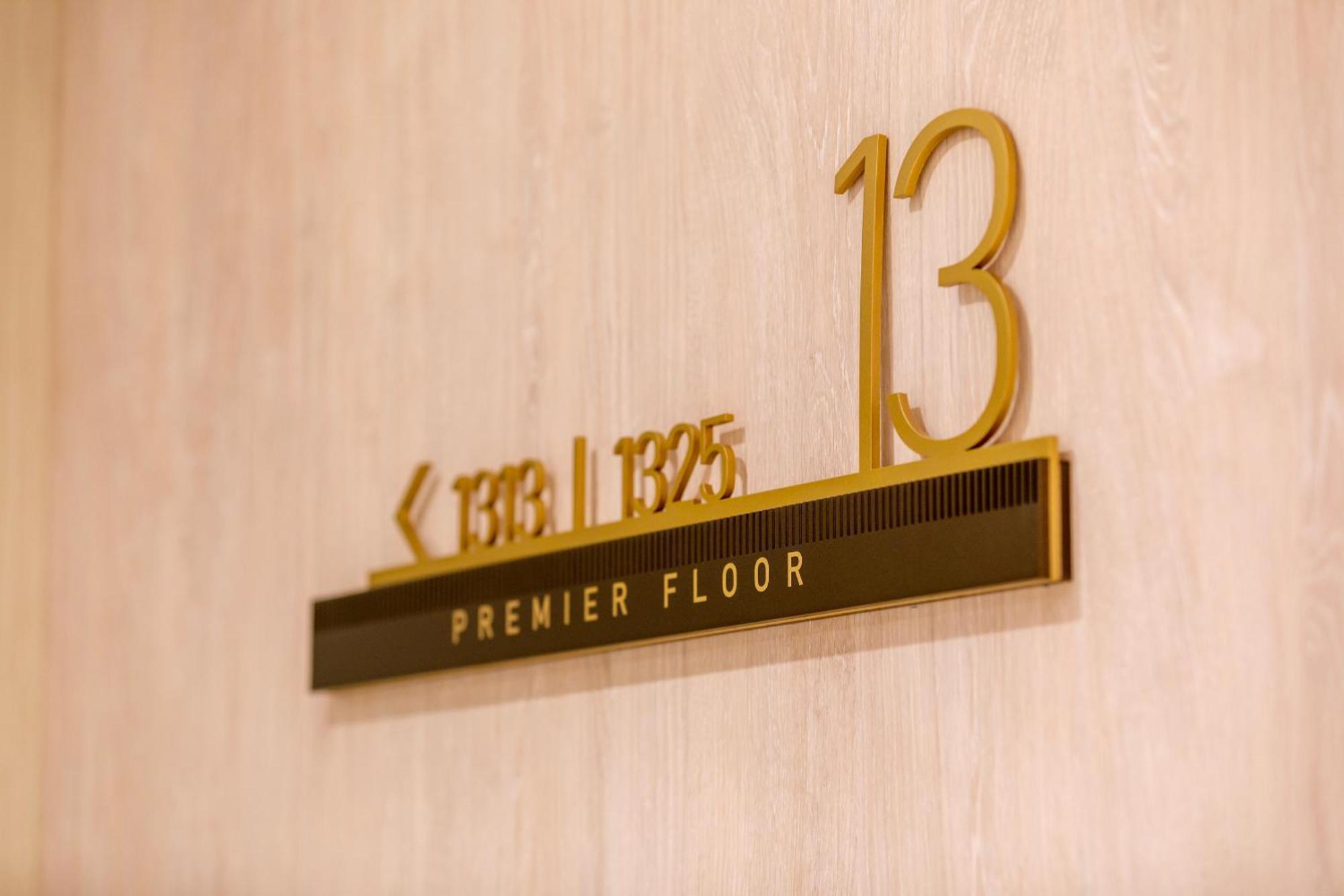 Amora Hotel Brisbane Eksteriør bilde Floor sign of the 13th floor of the hotel
