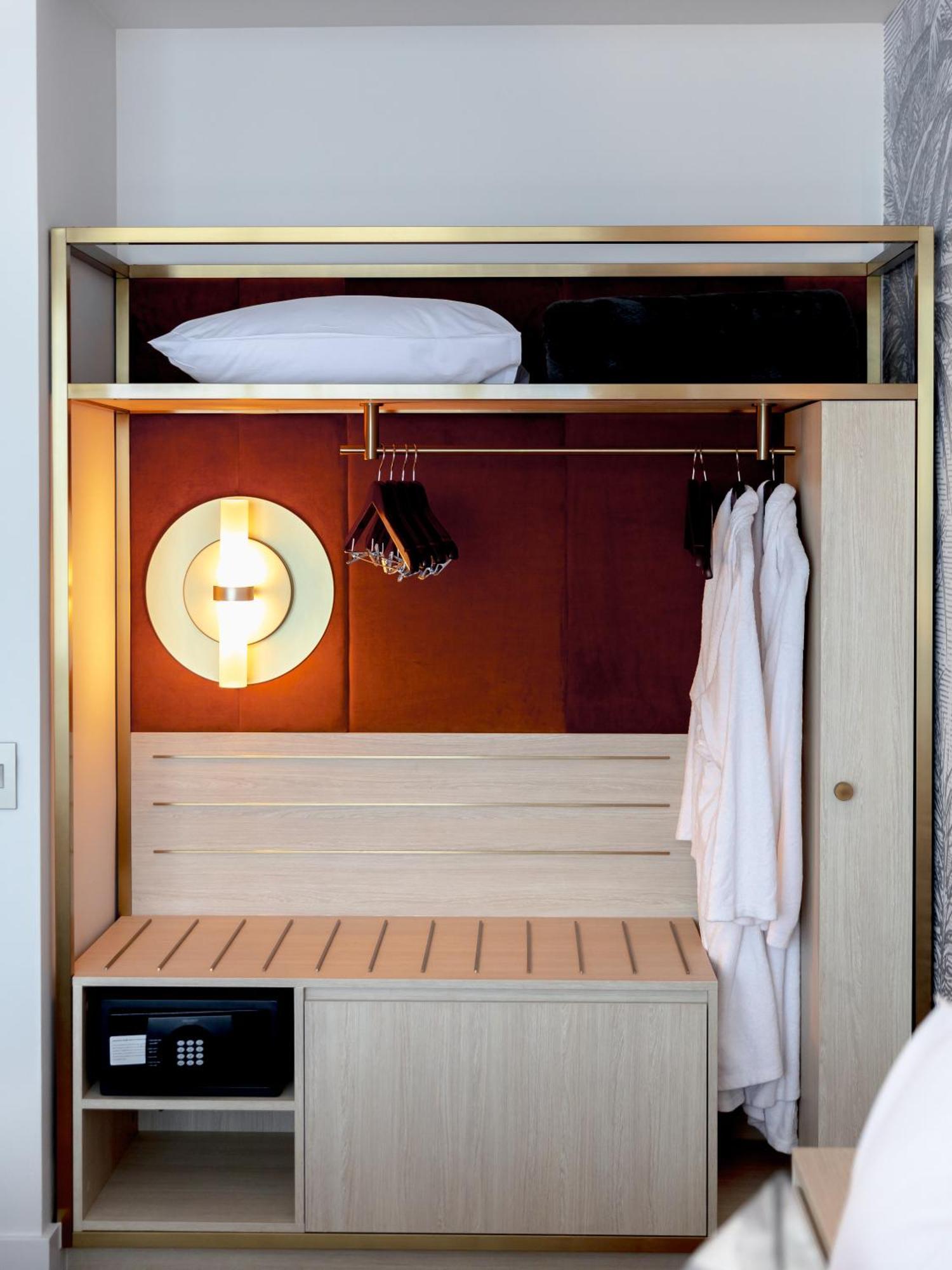 Amora Hotel Brisbane Eksteriør bilde A wall-mounted clothes rack