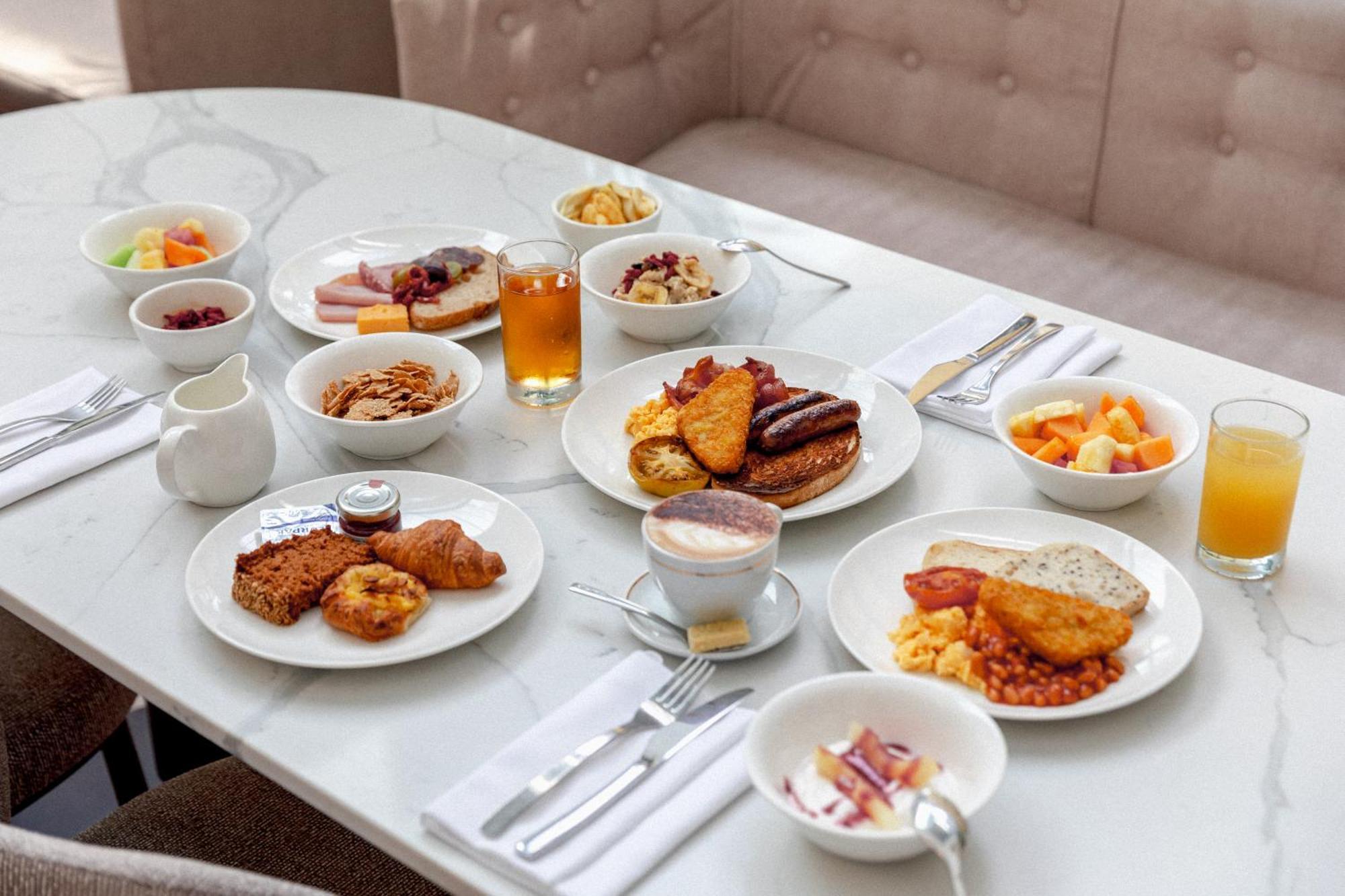 Amora Hotel Brisbane Eksteriør bilde A breakfast buffet at a hotel