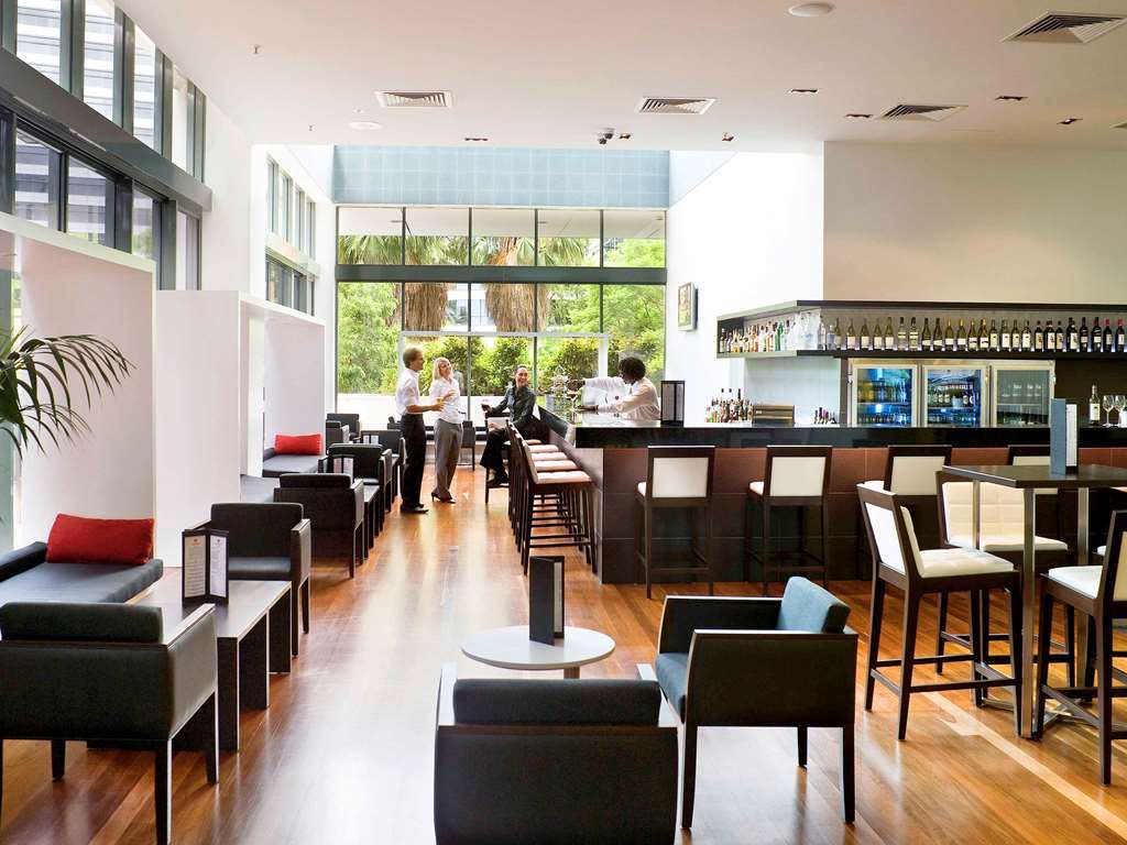 Amora Hotel Brisbane Restaurant bilde The Qantas Club lounge at Brisbane International Airport